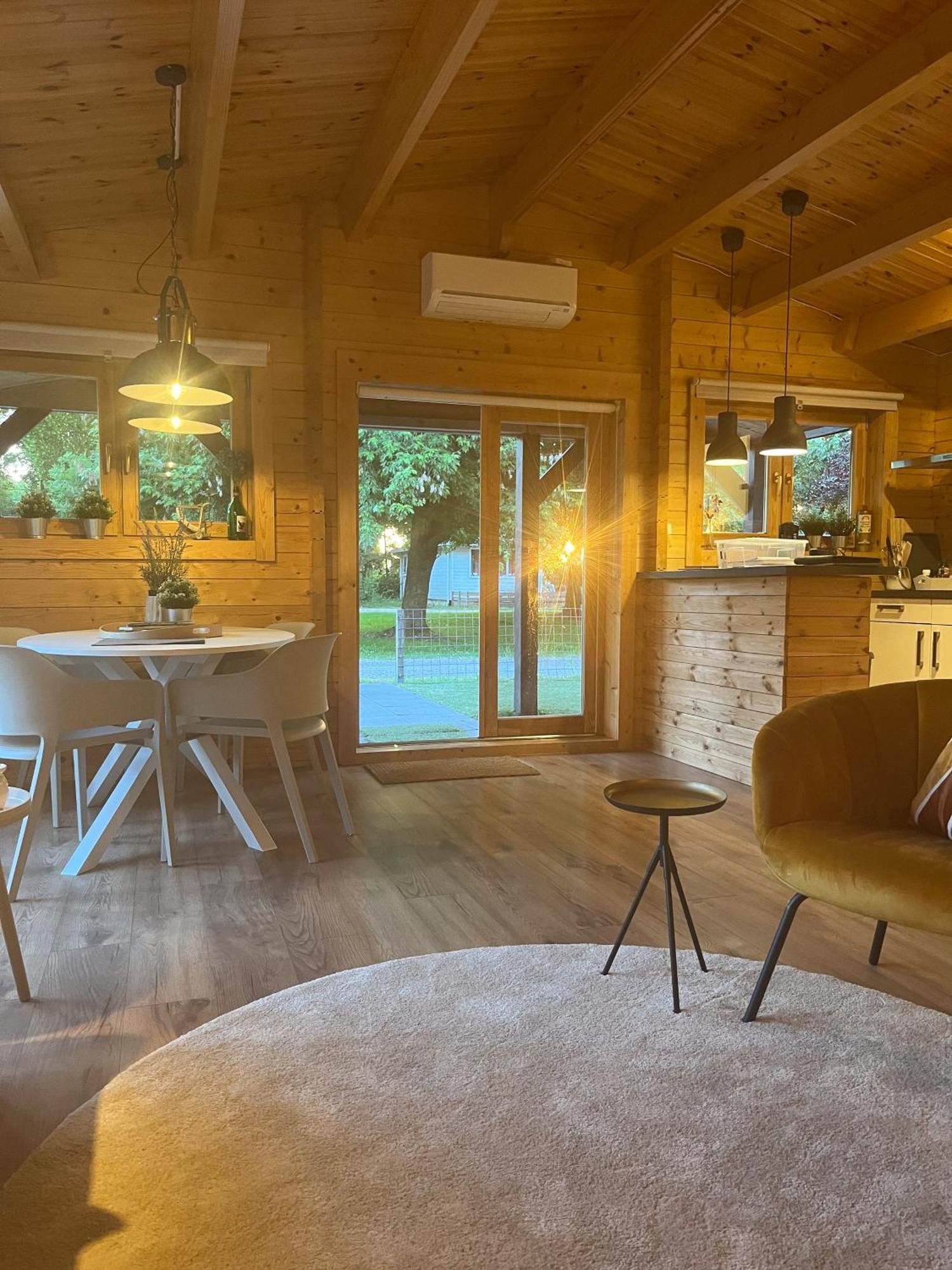 Luxe En Ruim Chalet Met Airco Bij Leekstermeer Matsloot Exterior photo